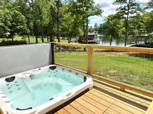 NEW Listing on Lake Sinclair with HOT TUB