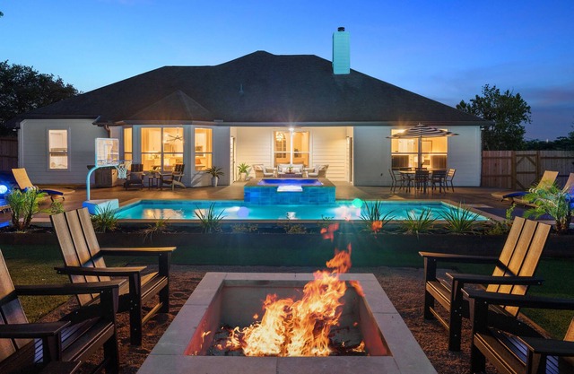 *NEW LISTING* Pool Spa 14Beds 5 Bedrooms 3.5 Bath 20 Guests FirePit