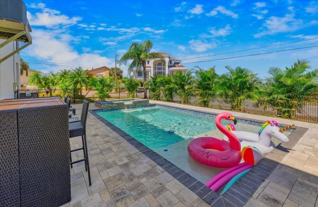 New Listing - Private Estate w/ Heated Pool+Arcade+Pickleball+Kayaks+Waterfront