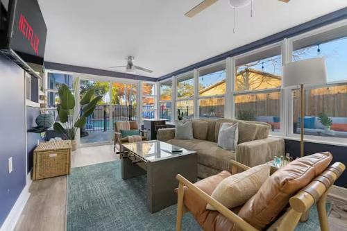 New listing promo,10 min to beach, backyard fun, Pool