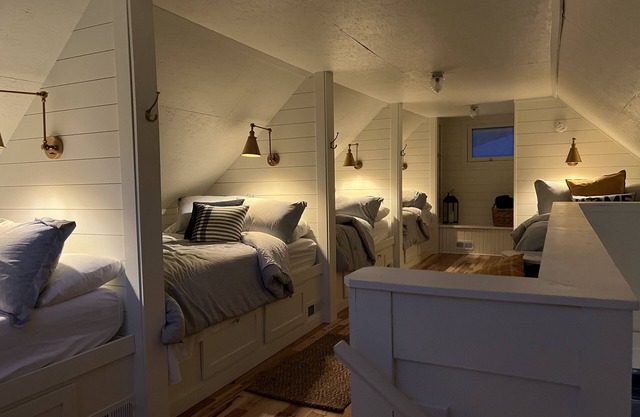 NEW LISTING!! Renovated Carriage House in Downtown Grand Haven BOOKING NOW!!