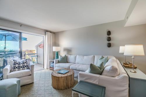 NEW LISTING - Renovated Ocean Front Harbor Island Villa