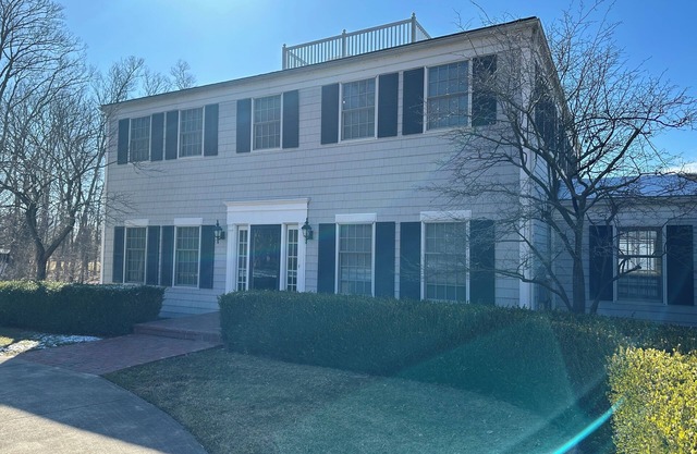 NEW LISTING - SEIZE THE DAY 8 Br / 3.5 Ba lakefront home sleeps up to 18