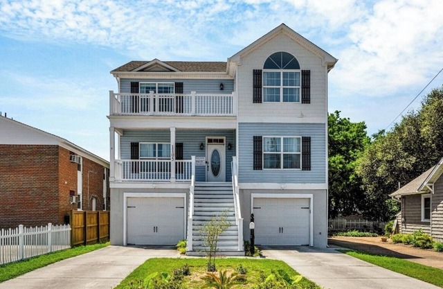 New listing! Sleeps 10, short walk to the beach!