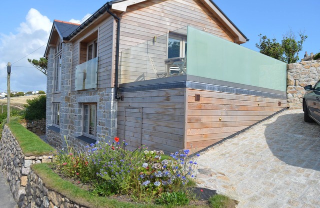 NOUVELLE LISTING Superbe nouvelle maison Cornish avec vue sur la mer, à quelques minutes à pied de la plage