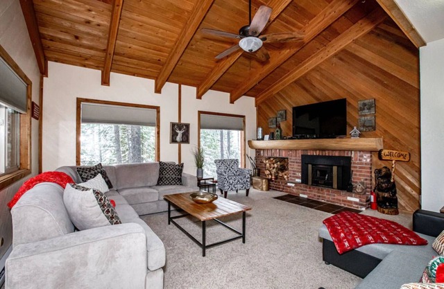 NEW LISTING - The Mtn House with a private HOT TUB in Ptarmigan - Sleeps 10