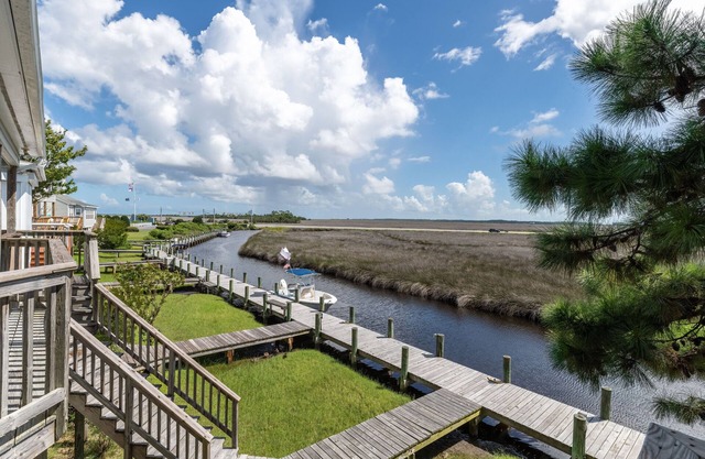 New Listing🌟Waterfront🌟Boat Slip, Dogs ✔️, Fishing, Shared Pool, Beaches🌊☀️🐬