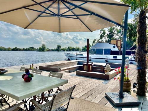 NEW - LITTLE IBIZA, on a lake near Amsterdam, with HOT TUB!