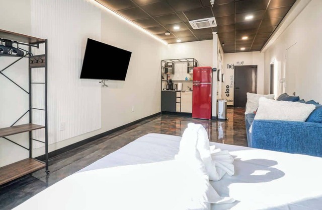 *New* Loft 3 min to CMU, Pitt Sleeps 4