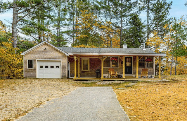 New London Cottage w/ Grill, Lake & Beach Access