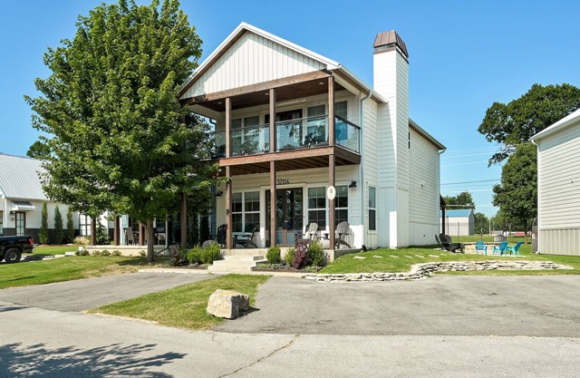 New low prices! Hot tub, pool, boat docks!