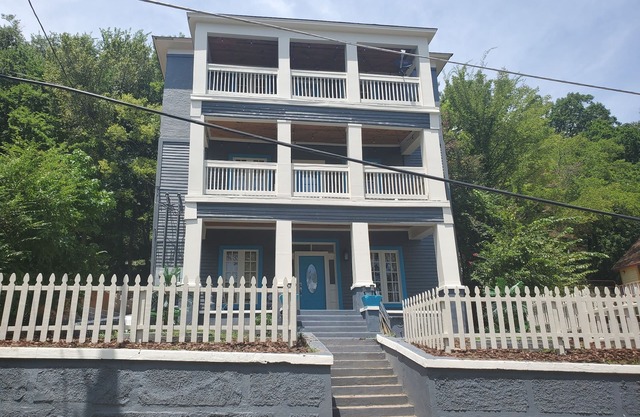 New Lower Rates! Amazing 8 Bedroom 3 Story Downtown Hot Springs! No Admin Fee!!