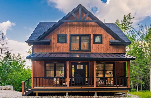 New Lux Chalet! Game Rm! Hot Tub! Views! Sleeps 12