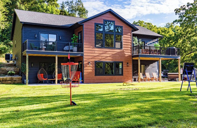 New/Secluded on 4.4 Acres, Golf sim/Theater/Game room/King beds/Hot tub/Dogs ok