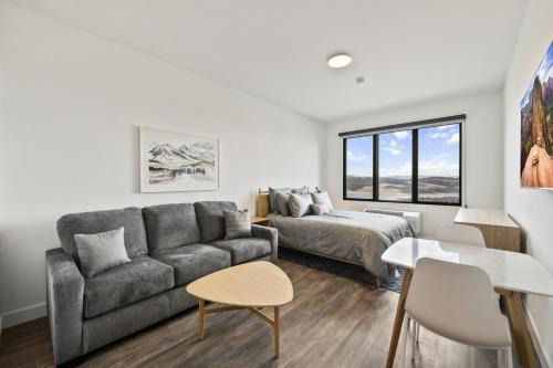 New Lux Studio with Amazing Views and Patio