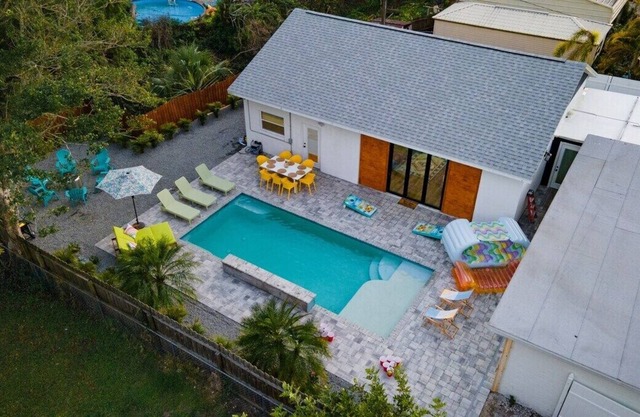New LUX Tropical Oasis, 2BR 4 Bed, 150-Inch Theater Heated Salt Water Pool