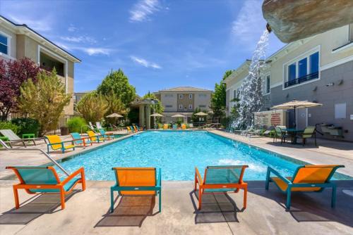 New Luxurious 1BR Apartment Heated Pool Spa & Sauna
