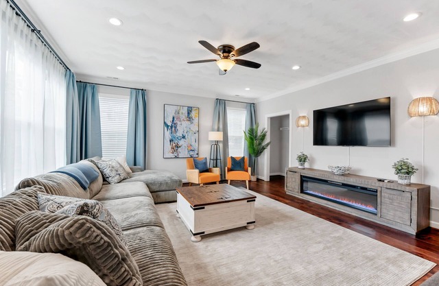 New luxurious rental! Sleeps up to 10! 30+day stay
