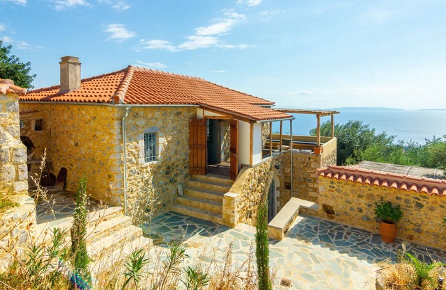 NEW! Luxurious, spacious stone house with sea views - detached in the olive grove