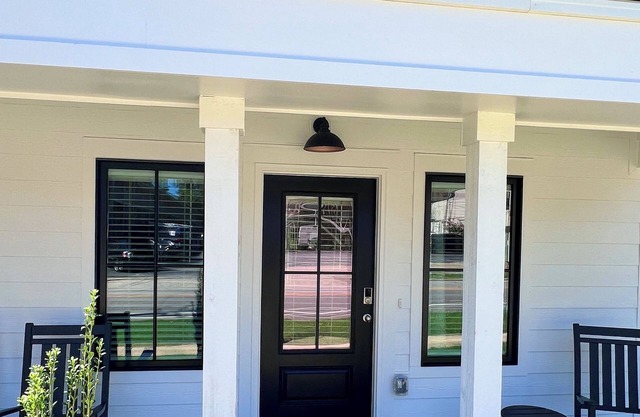 New Luxury 1BR Cottage in Downtown Auburn!!