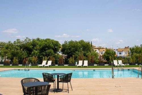 NEW! Luxury 3BR apartment with POOL & FREE parking