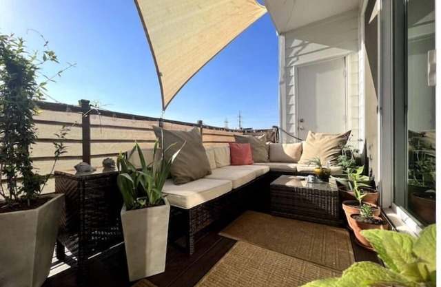 NEW! Luxury 4 bedroom townhome 1 mile from Uptown