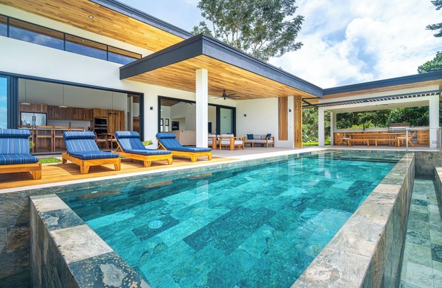 NEW! Luxury-4 Suites-Private pool-Ocean views