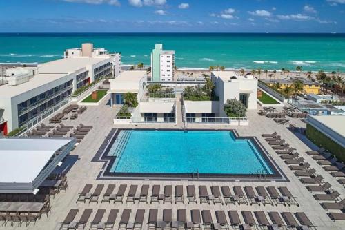 New Luxury Beachfront Condo with Rooftop Pool