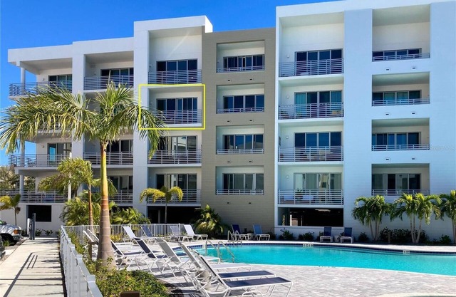 New Luxury Condo near Downtown Sarasota Sleeps 4. Pet Friendly with Gym & Pool!