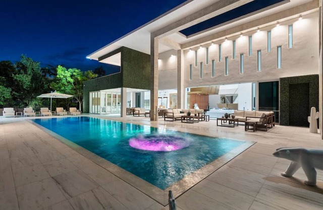 New Luxury estate, Pool / Jacuzzi / GYM, Sleeps 16