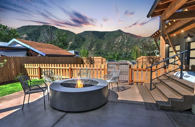New Luxury home w/ hot tub, large patio w/ fire pit & grill. 2blocks from dwtwn