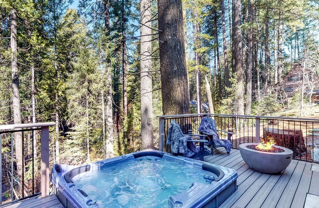New luxury home in the Sierra Mountains, hot tub
