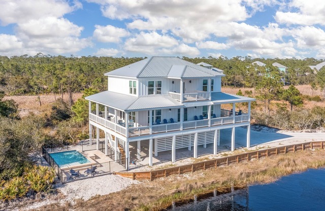 New Luxury Home - Private Heated Pool, Dogs Welcome, Quiet Beach