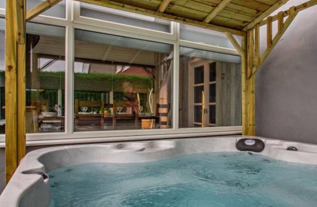 New: Luxury home sleeping 8 w/ Hot Tub