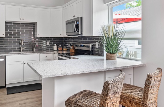 New, Luxury King Bedrm, Heart of Downtown, Quaint popular area, EV charger avail
