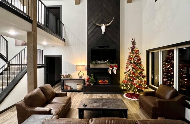NEW! Luxury Lakefront Private Lodge Huge Pool/Hot Tub FREE Resort amenities