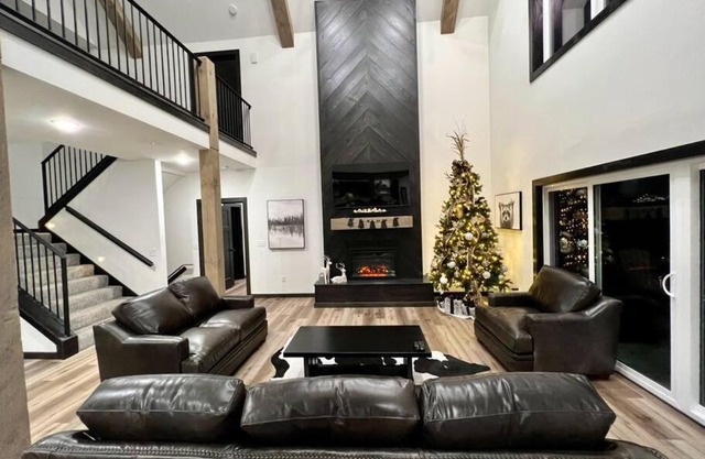 NEW! Luxury Lakefront Lodge 2 - RESORT Pool/Hot Tub - FREE amenities