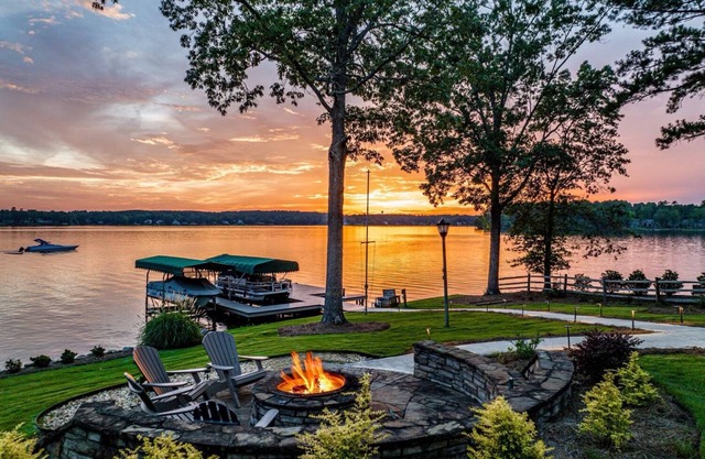 NEW Luxury Lakefront Home with Swim Dock, Hot Tub and Pontoon Rental