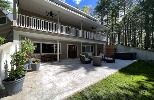 New! Luxury Lakefront Lodge - Pier, Beach, Boats, Hot Tub, Fire pits, Fireplaces
