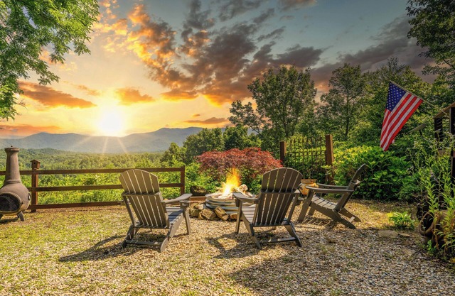 NEW! Luxury Nantahala Cabin with Mtn Views, SoakTub, Fire Pit