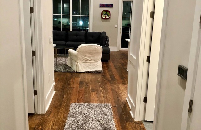 Condo de luxe dans un emplacement privilégié par la place, nouvelle construction