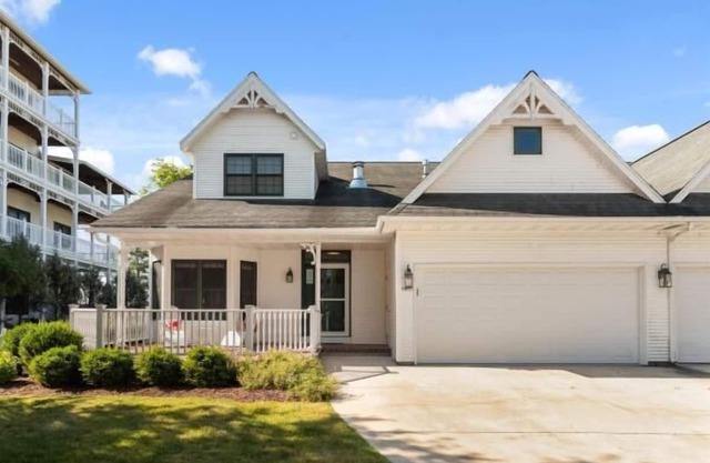 NEW!! Luxury Rental - Parker House. Private Beach Access & Walkable to Downtown