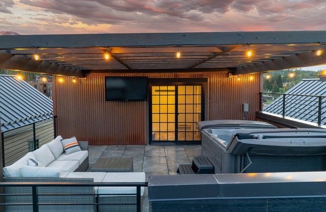 New Luxury Villa 97 /Rooftop Hot Tub & Lounge /Great Views - $500 of FREE Activities Daily