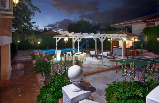 NOUVEAU VILLA DE LUXE C & C. PISCINE PRIVÉE, JARDIN ET BARBECUE.