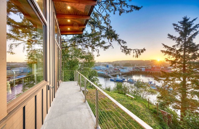 NEW! Luxury, Waterfront, Natural beauty, Near restaurants (Harbor)