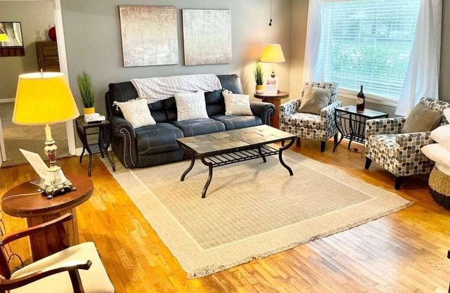 New Madrid - Marston Homestead. COZY 12 Bed Home.