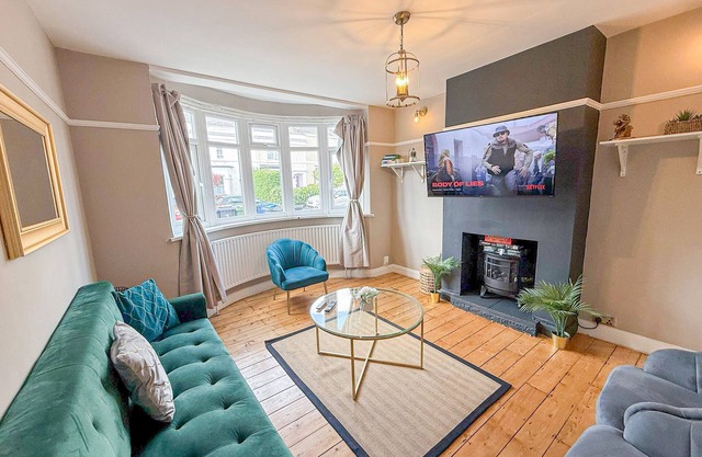 Warm 3-Bedroom House with FREE Parking New Malden