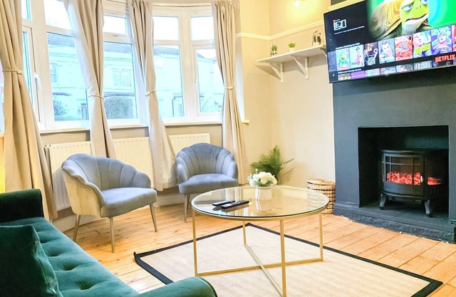Cosy 3-bedroom house with FREE Wi-Fi & Parking near Kingston Thames