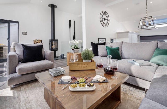 NEW - Mayfair House - 5 Star - Lake View Luxury