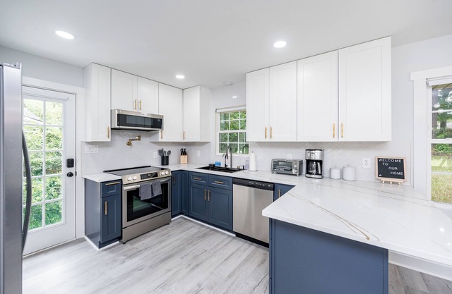 NEW modern 10 guest retreat near Downtown, North Hills & NCSU w/ fenced backyard
